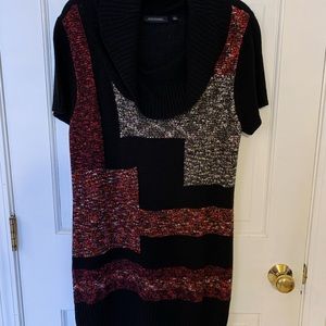 Short sleeve knit mini crowl neck dress.